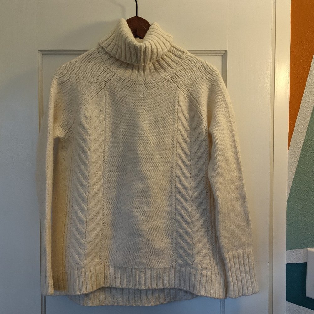 AMERICAN EAGLE Turtleneck Cream Sweater